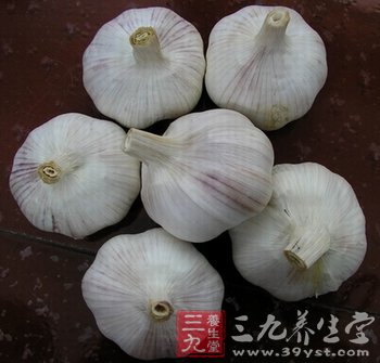 止鼻血可以用大蒜敷脚心