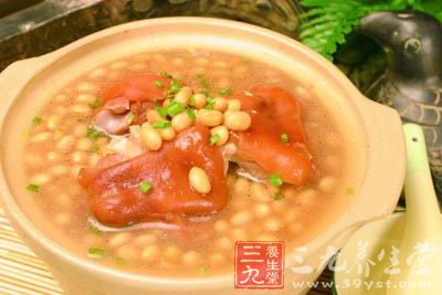 猪蹄莲肉汤养脾胃 七道冬季御寒滋补食谱(2)