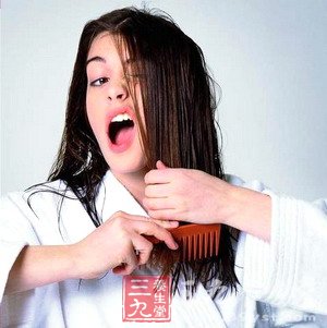 日常多梳头可养生 胜过吃补药