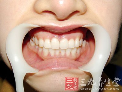 女生梦见自己掉了四颗牙且满嘴是血，梦境背后的深层含义与解析