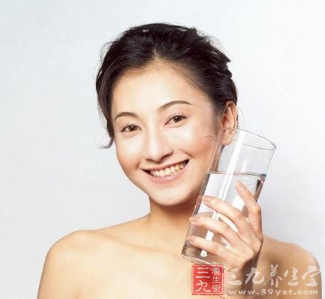 烦躁时多喝水帮助排除痛苦