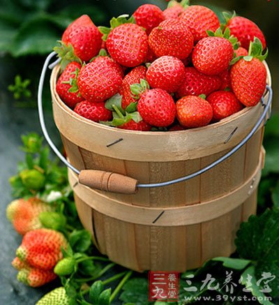 肝硬化吃什么水果好？水果中不仅含有丰富的营养物质，而且还可帮助消化，此外不同的水果还有不同的药用价值，适当食用对某些疾病的治疗也是非常有益的，下面介绍一下肝硬化吃什么水果好，以便广大肝硬化患者参考、选用：1.肝硬化宜吃草莓：草莓性凉，味酸甘，不仅有清暑解热、润肺生津、健脾和胃、补血、化脂、利尿止泻的功效，而且草莓富含丰富的维生素C，可有效预防坏血病以及动脉硬化、冠心病、心绞痛、脑溢血、高血压、高血脂等病，此外草莓中的胡萝卜素是合成维生素A的重要物质，具有明目、养肝的作用，这对肝硬化的治疗与保健都是十分有利的。2.肝硬化宜吃香蕉：香蕉营养高、热量低，不仅含有丰富的蛋白质、糖、钾、维生素A和C、膳食纤维等众多营养物质，而且有促进肝细胞再生、提高免疫力、保护肝脏的功效，这对肝硬化的治疗和保健也都是十分有利的。3.肝硬化宜吃葡萄：葡萄中含有多种维生素和多种微量元素，不但具有补气血、强筋骨、益肝阴、利小便、舒筋活血、暖胃健脾、除烦解渴的功效;而且所含的多酚类物质是天然的自由基清除剂，具有很强的抗氧化活性，可以有效地调整肝脏细胞的功能，抵御或减少自由基对它们的伤害，这对肝硬化的治疗和保健也都是十分有利的。4.肝硬化宜吃柠檬：柠檬具有养肝健脾、防毒解毒等功效，经常食用不仅可保护肝细胞免受自由基的破坏，而且还可有效地促进蛋白质的合成，进而加快肝细胞的修复与再生功能，这对肝硬化的治疗和保健也都是十分有利的。5.肝硬化宜吃西瓜：西瓜不仅含蛋白质、葡萄糖、蔗糖、果糖、苹果酸、谷氨酸、瓜氨酸、蔗糖酶、钙、铁、磷、粗纤维及维生素（A、B、C）等多种营养成分，而且具有清热解暑、生津止渴、利尿除烦的功效，这对肝硬化的治疗也是十分有益的;此外西瓜皮含蜡质可用来辅助治疗肾炎水肿、肝病黄疸、糖尿病等。6.肝硬化宜吃菠萝：菠萝含果糖、葡萄糖、蛋白质、氨基酸、有机酸等成分，有清热解暑、生津止渴、利小便的功效，而且菠萝果汁中，还含有一种跟胃液相类似的酵素，可以分解蛋白，帮助消化，这对肝硬化的治疗和保健也是十分有益的。爱心提示：肝硬化患者适当食用上述水果对病情的治疗是非常有益的，但考虑到肝硬化这一特殊病种，建议肝硬化患者食用水果时尽量以软、无刺激为主（榨汁好）。