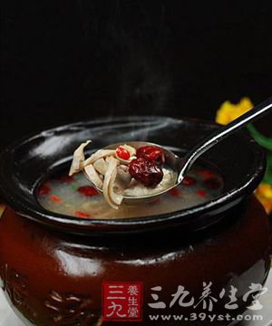 滋润青木瓜鲑鱼汤 中医养生汤润出好气色