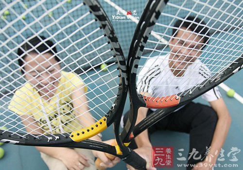 女生打网球 健身好处多