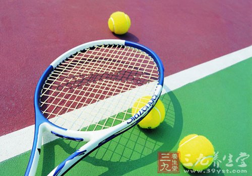 女生打网球 健身好处多