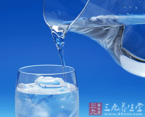 正确饮水养护健康 胃寒者宜饮红茶暖胃