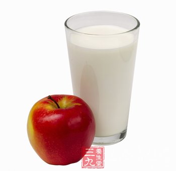 睡前喝牛奶预防胆结石
