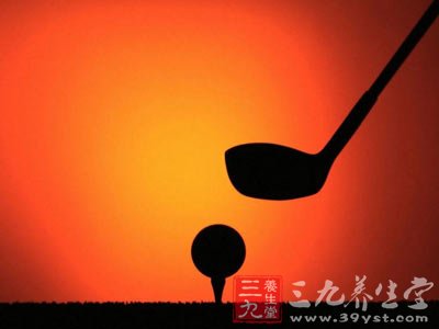 高尔夫球手精心呵护膝关节