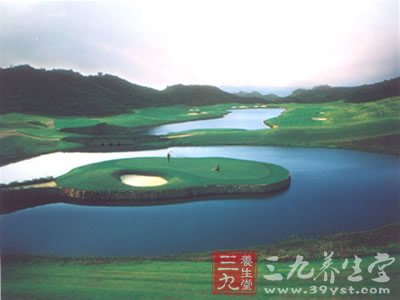 高尔夫球手精心呵护膝关节