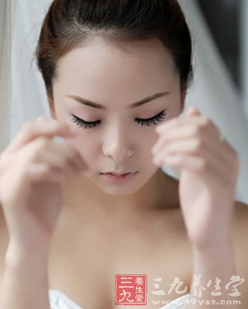 三大按摩穴位法 “击”退浮肿