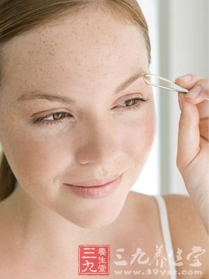 眉间皱纹:可能代表紧张和压力 眉间皱纹:可能代表紧张和压力