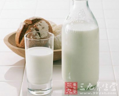 春季上火易喉咙痛 少吃鸡肉多喝牛奶