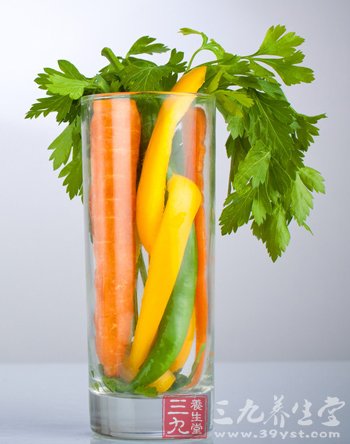 自制芹菜雪梨汁 赶走青春痘