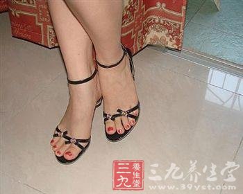 穿鞋的讲究 夏季穿凉鞋对脚不利(3)