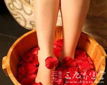 夏季养生常识 热水泡脚祛暑湿