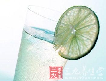 喝柠檬水祛斑美容很简单