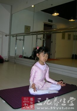 警惕儿童学瑜伽容易伤身