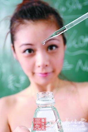 白领春季养生每天保证2升水