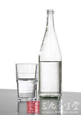 白领春季养生每天保证2升水(2)
