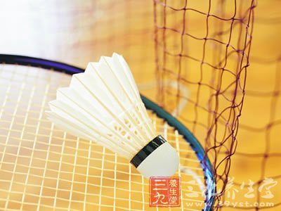 打羽毛球别超过一小时 否则不利身体健康