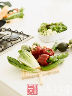 把食物放在厨房里