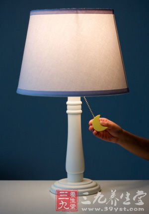 使用蓝色的灯具