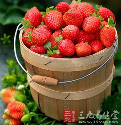 初夏吃果蔬 草莓梨子益养生