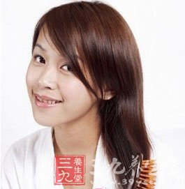 养生专家指出 早上正确梳头比洗脸更重要