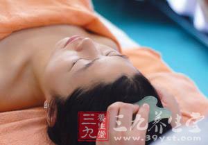 刮痧抗衰老 越刮越年轻 