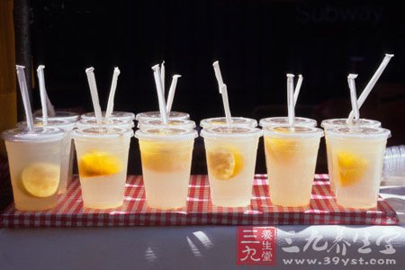 五种“水”帮你喝掉脸上斑点