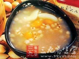 滋补佳品 木耳田七红枣汤