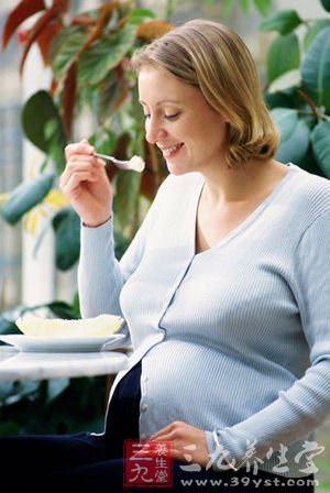 危险动作一：孕妇吃得太多，胎儿长得太大