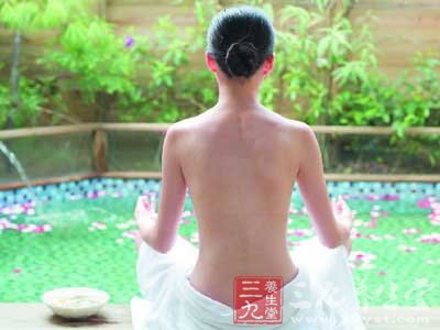夏季泡温泉 养生新时尚