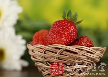 洗草莓不要摘掉草莓蒂