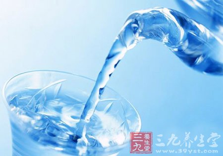 夏季养生：要重补水保津利排毒