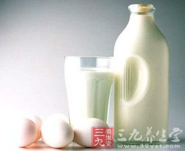 光明纯牛奶中喝出豆腐脑 问题产品出自陕西(