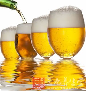 保湿补水一定要喝足8杯水吗