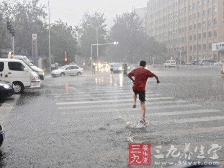 北京突遭强暴雨要谨防疾病来袭
