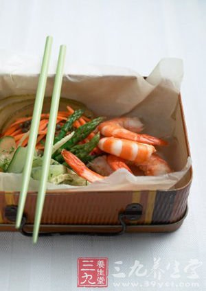 外卖盒饭:肥肉要扔掉 米饭吃一半