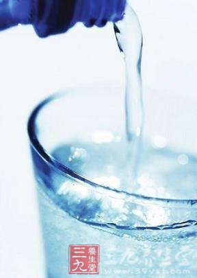 保湿补水一定要喝足8杯水吗？