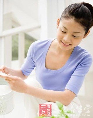 专家：不变红的绿豆汤更营养