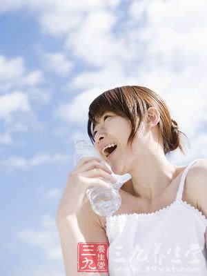 捶背好处多 失眠很容易