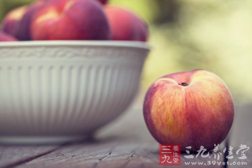 如何正确吃桃子