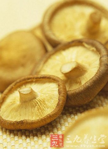 香菇要在温水里“冒泡”