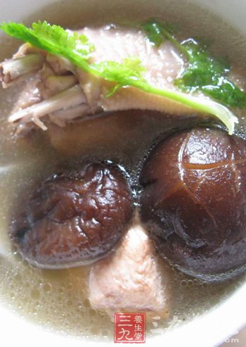 香菇要在温水里“冒泡”