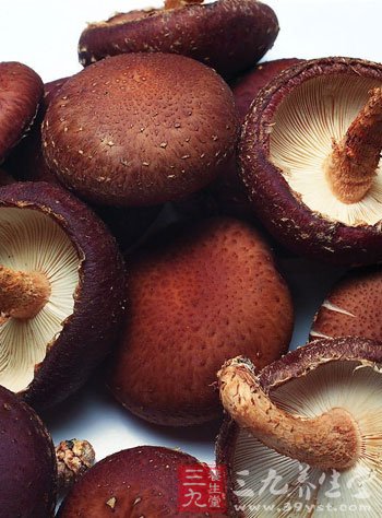 香菇要在温水里“冒泡”