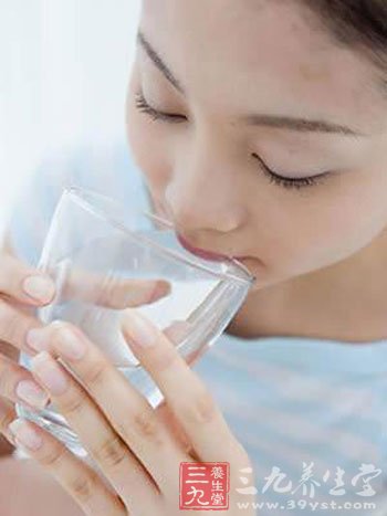 9个关于喝水的小贴士 让皮肤更健康