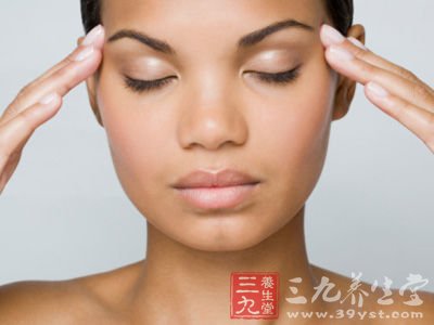 颊车穴消水肿
