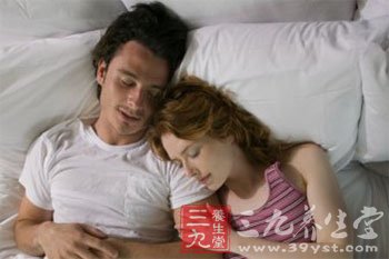 夫妻错误睡姿很伤身
