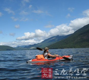 周末健身爱上皮划艇 享受健康生活悠闲健身度假
